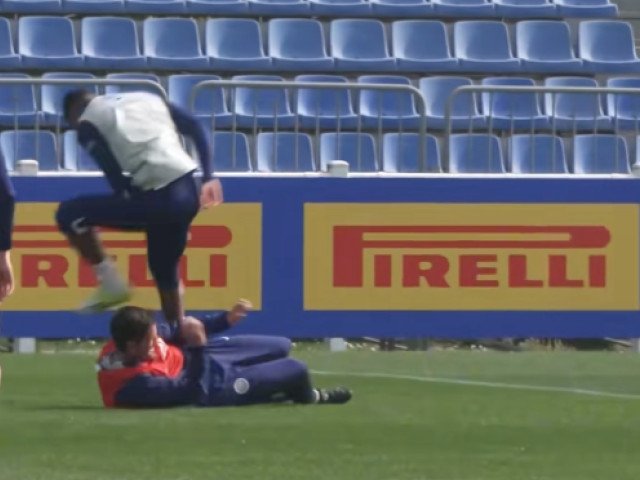 Chivu, surprins la antrenamentul lui Inter: Ce face fostul căpitan al „nerazzurrilor” Cristi Chivu, fostul căpitan al echipei Inter Milano, a fost surprins recent la antrenamentul formației italiene