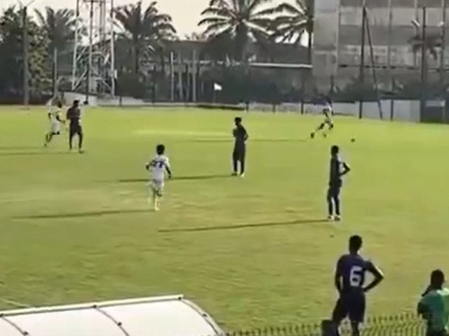 Scandal la un meci de fotbal: Jucătorii au refuzat să mai joace în semn de protest Un incident neobișnuit a avut loc recent în timpul unui meci de fotbal, stârnind controverse și reacții aprinse