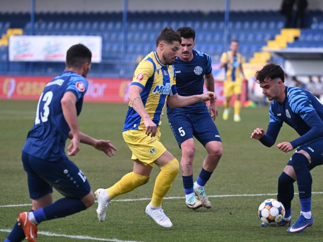Metaloglobus și Petrolul, la egalitate după un meci disputat Metaloglobus și Petrolul s-au duelat în această seară într-un meci tensionat, încheiat cu scorul de 0-0