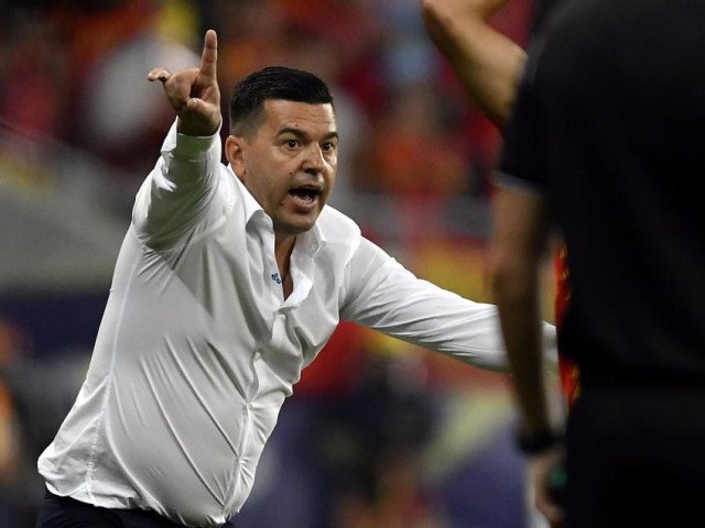 Contra, din Qatar: Auzim bubuituri, nu ieșim din case!