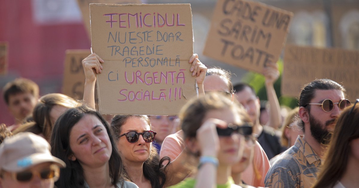 Legea femicidului, adoptată de deputați: România face pași spre combaterea violenței de gen Camera Deputaților a votat, miercuri, în calitate de for decizional, pentru adoptarea legii femicidului