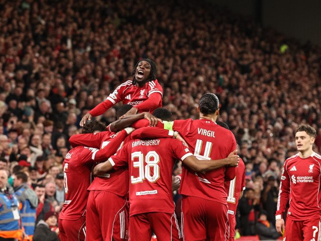 Liverpool zdrobește Galatasaray și merge în sferturile de finală Liverpool a demonstrat o forță impresionantă pe teren propriu, reușind să învingă Galatasaray cu un categoric 4-0 în optimile de finală ale competiției
