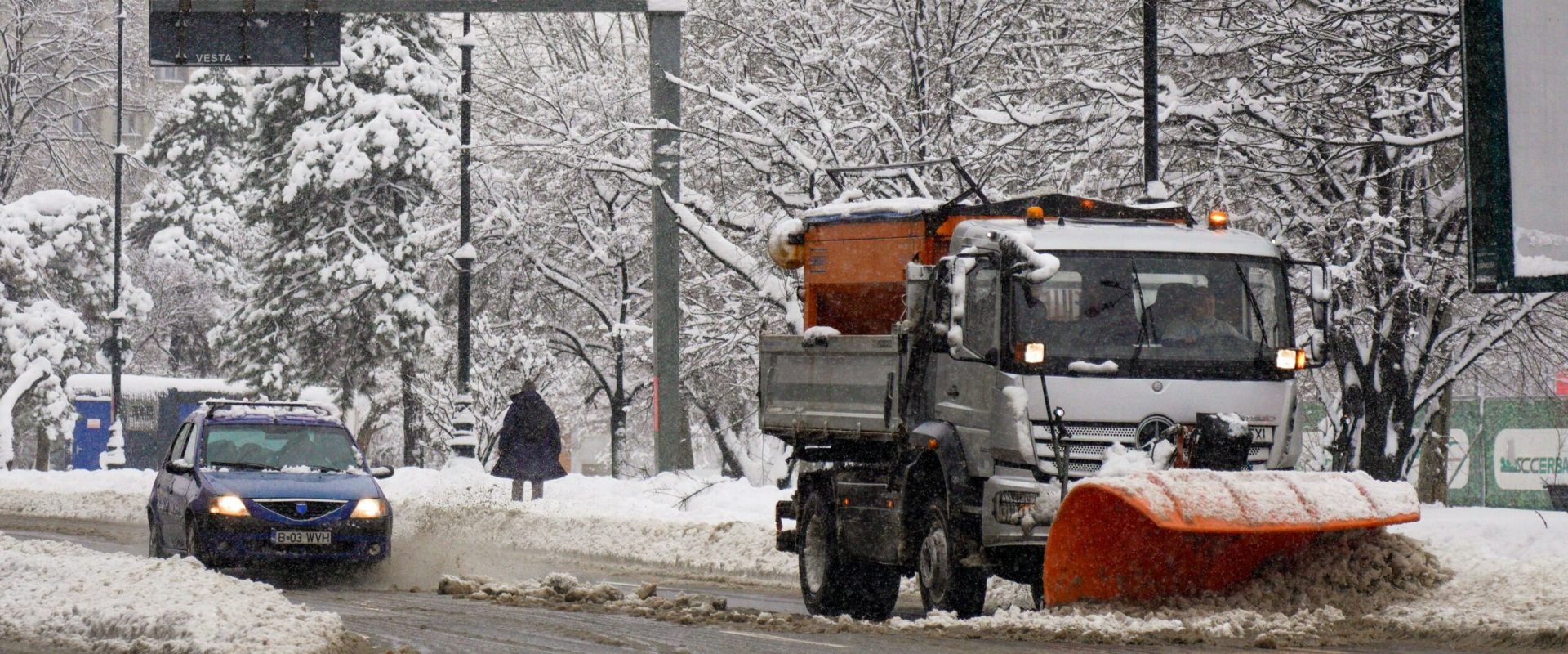Bucureștiul, între promisiunile europene și realitatea poluantă Bucureștenii se confruntă cu o calitate a aerului tot mai proastă, aspect vizibil chiar și prin stratul de „zăpadă neagră” depusă în unele zone