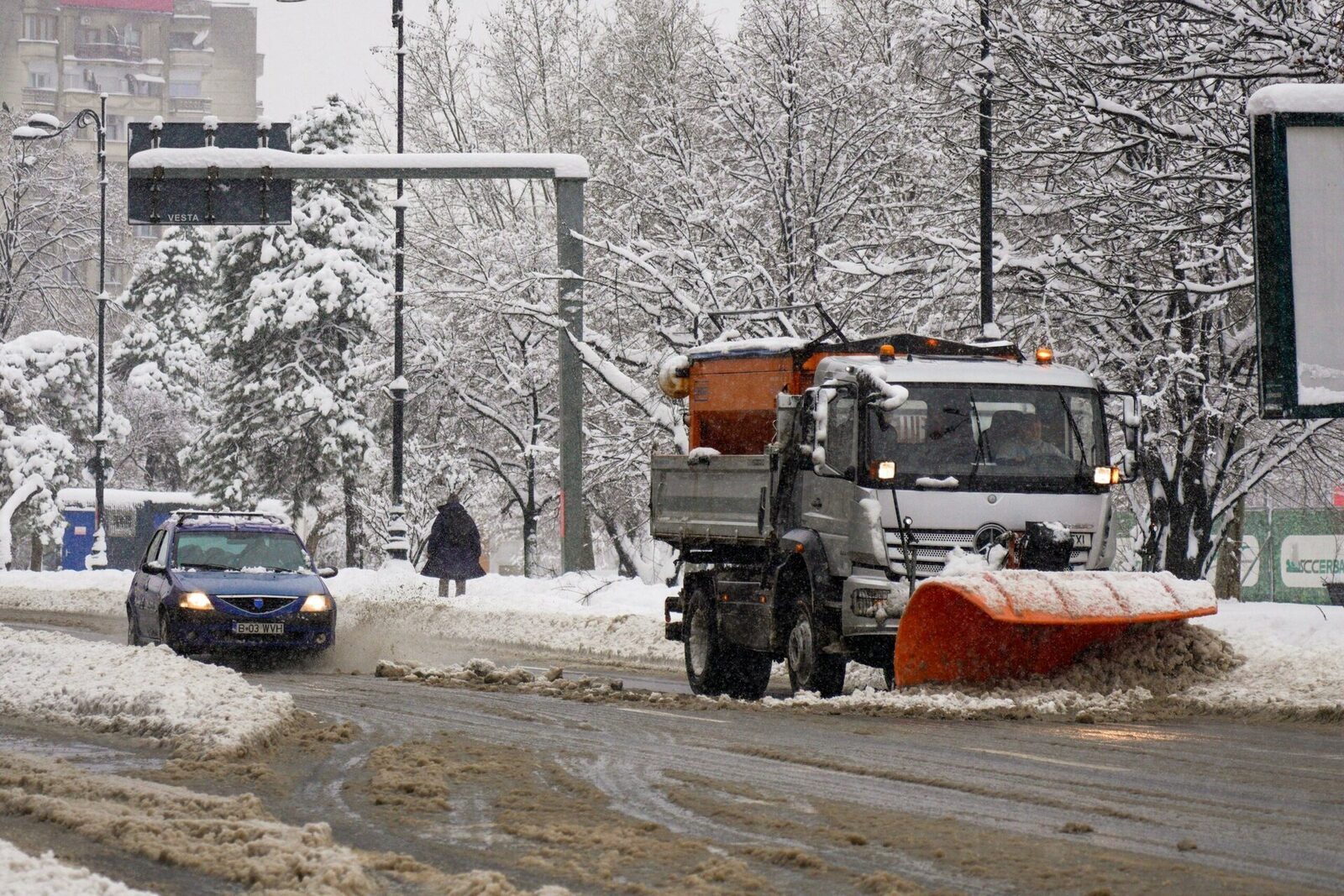 Bucureștiul, între promisiunile europene și realitatea poluantă Bucureștenii se confruntă cu o calitate a aerului tot mai proastă, aspect vizibil chiar și prin stratul de „zăpadă neagră” depusă în unele zone