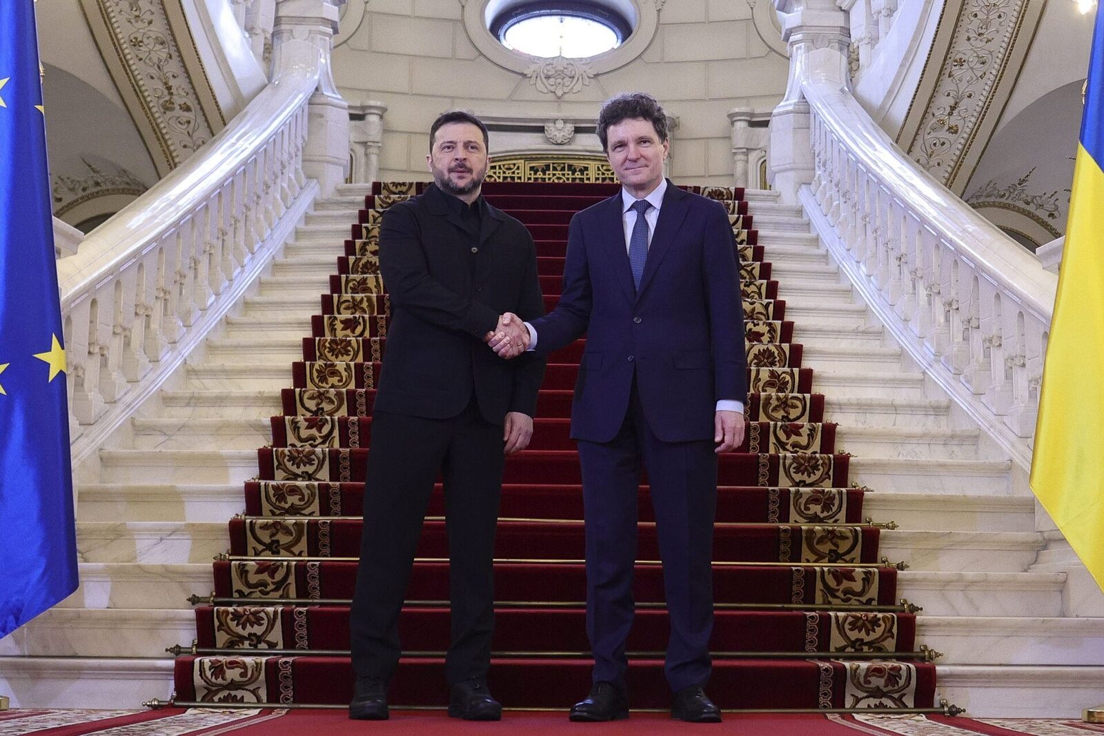 Zelenski, primit la București: România și Ucraina, parteneriat strategic în discuție Președintele ucrainean Volodimir Zelenski a sosit joi la București pentru o vizită oficială, a doua sa deplasare în România după cea din octombrie 2023
