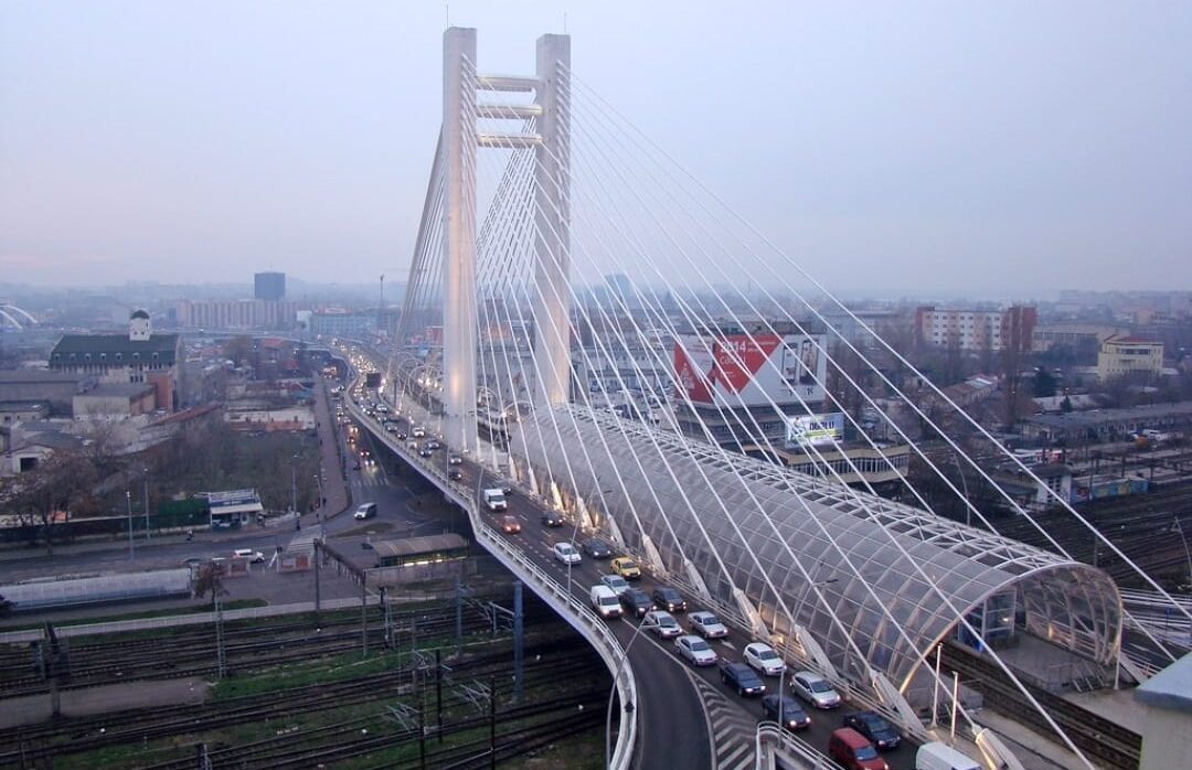 Petiție pentru reducerea zgomotului de pe Podul Basarab, lansată în contextul lucrărilor de consolidare O petiție online, inițiată de locuitorii din zona Podului Basarab, solicită Primăriei Capitalei măsuri urgente pentru diminuarea poluării fonice generate de traficul intens