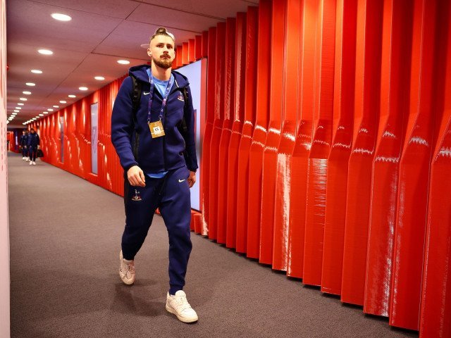 Drăgușin, surprins la finalul umilinței: Atletico – Tottenham, 5-2 Imaginile video surprinse în minutul 89 al partidei dintre Atletico Madrid și Tottenham Hotspur, încheiată cu un categoric 5-2 pentru echipa spaniolă, dezvăluie starea de spirit a lui Radu Drăgușin