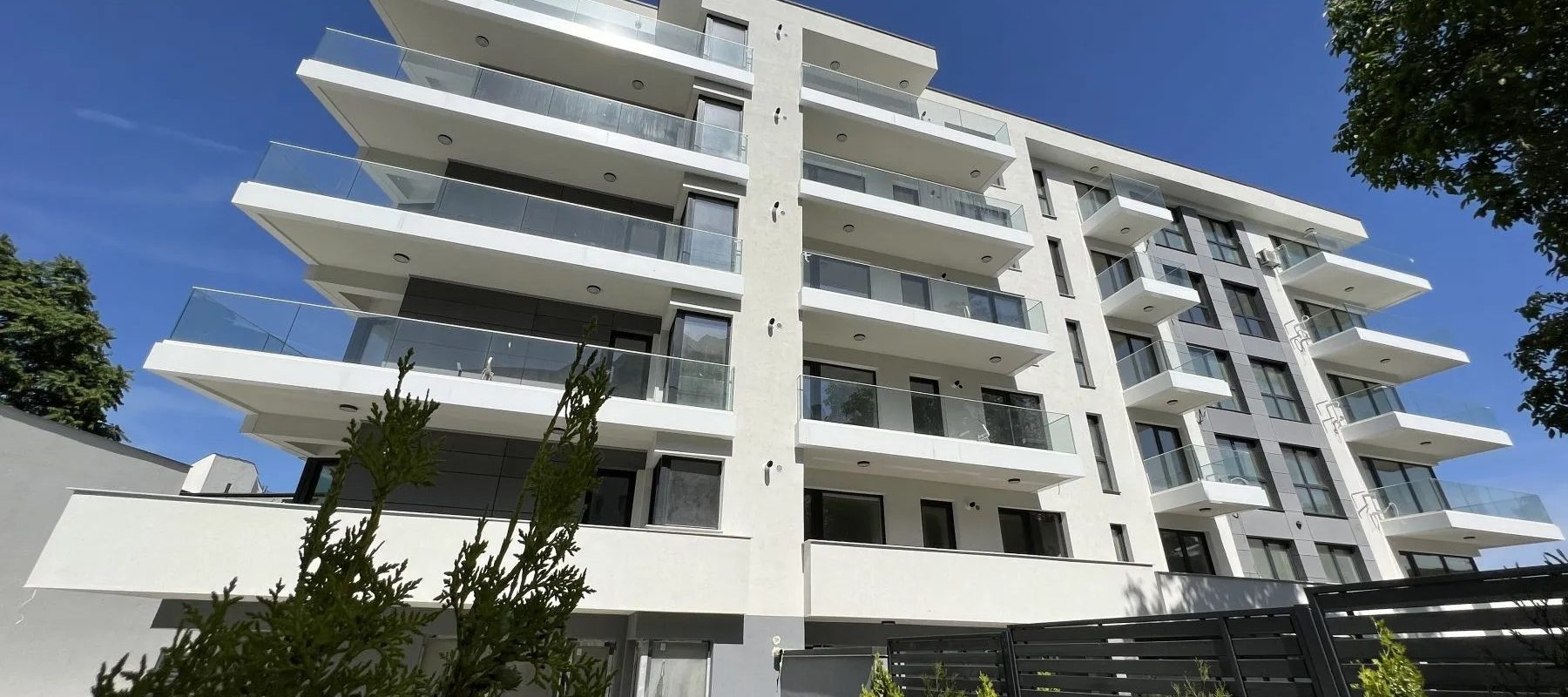 Prețul apartamentelor: Ce factori influențează costul final Prețul unui apartament nu este determinat doar de locație