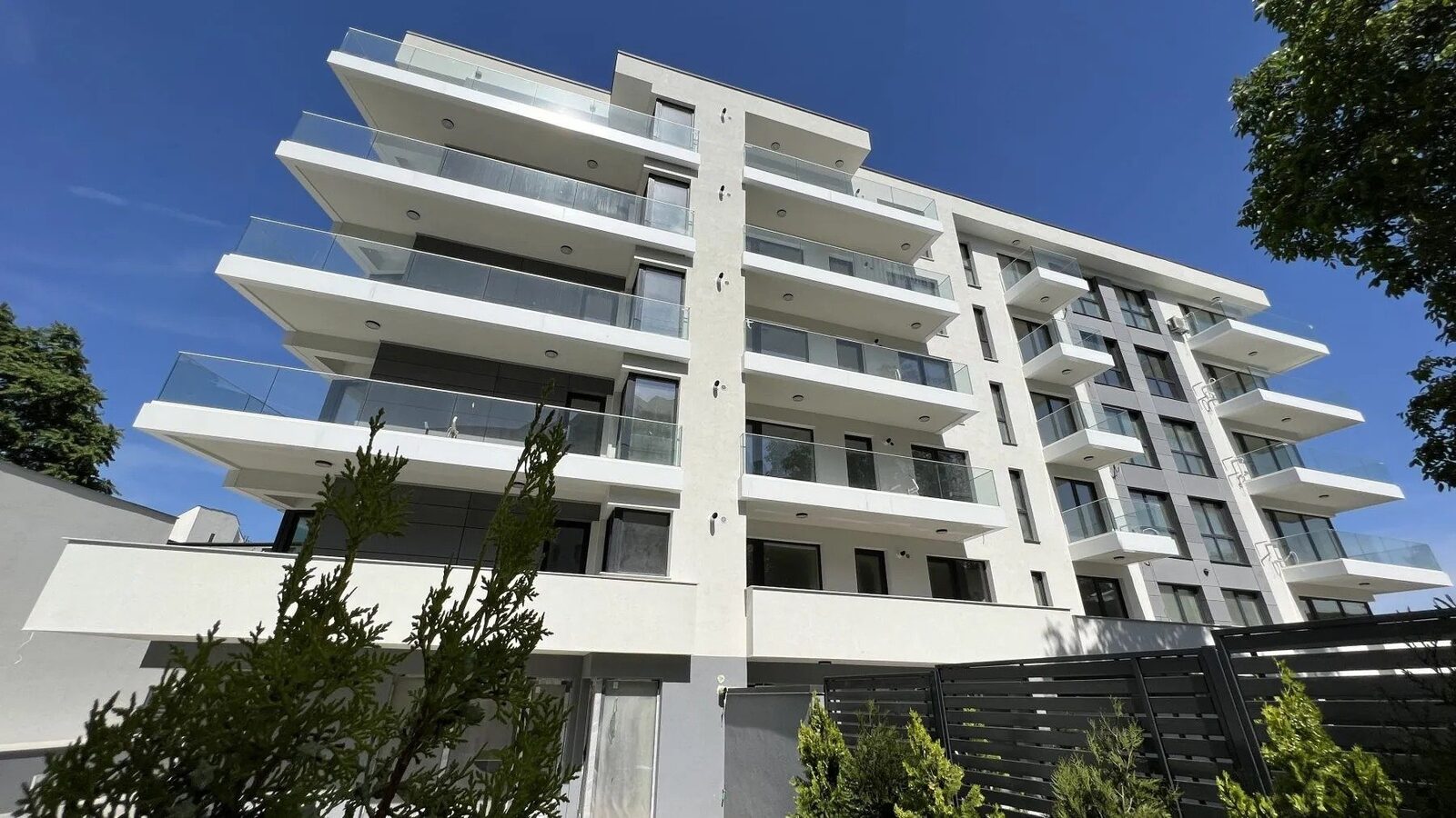 Prețul apartamentelor: Ce factori influențează costul final Prețul unui apartament nu este determinat doar de locație