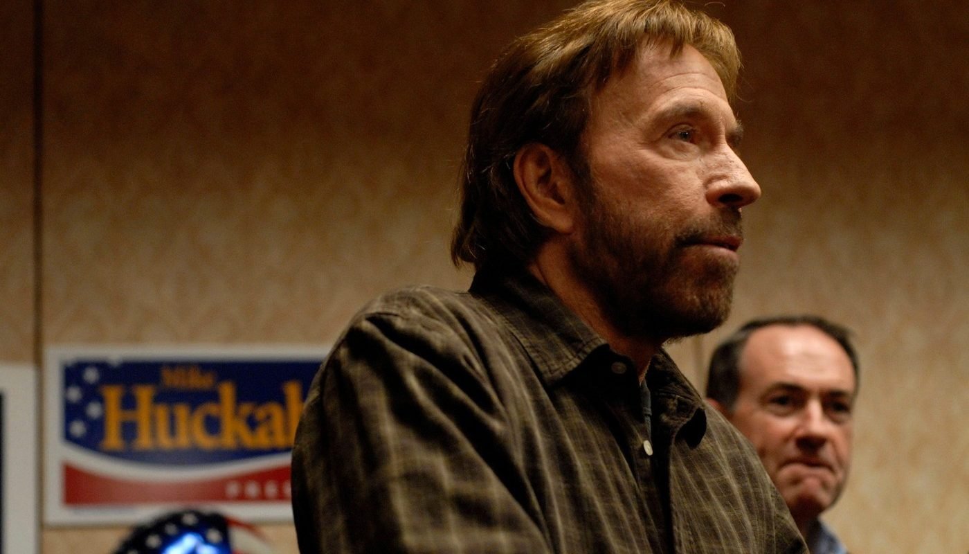 Chuck Norris: De la eroul de acțiune la fenomen viral Chuck Norris, actorul american cunoscut pentru rolurile sale în filme de acțiune și serialul „Walker, Texas Ranger”, a devenit un simbol neașteptat al internetului liber