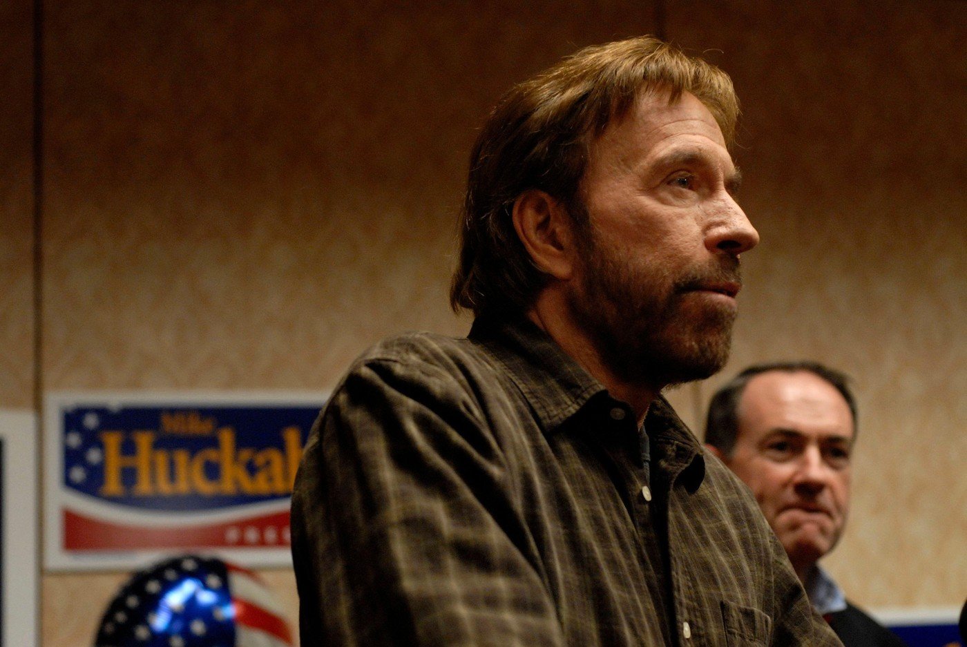Chuck Norris: De la eroul de acțiune la fenomen viral Chuck Norris, actorul american cunoscut pentru rolurile sale în filme de acțiune și serialul „Walker, Texas Ranger”, a devenit un simbol neașteptat al internetului liber