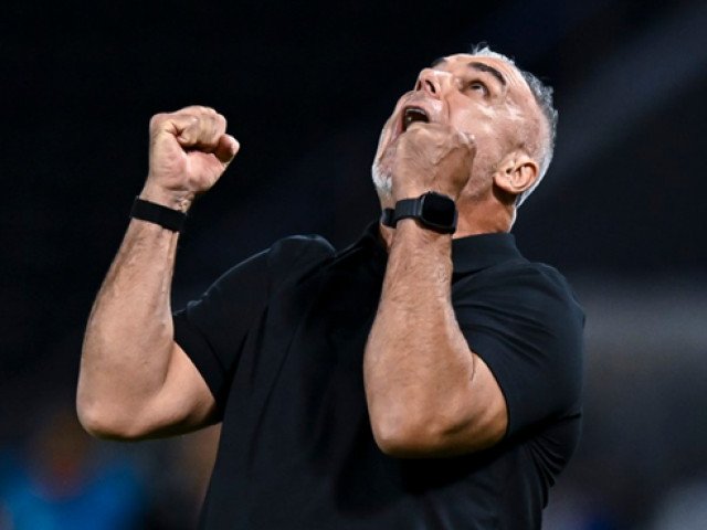 Cosmin Olăroiu, antrenorul român de fotbal, se află pe radarul unor cluburi importante, zvonurile privind o ofertă substantială care ar putea fi depusă în curând intensificându-se