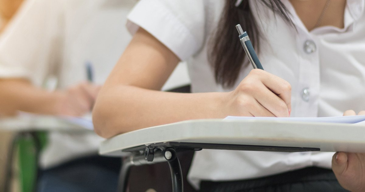 Elevii de liceu dau azi simularea la matematică pentru bacalaureatul din 2026 București, 24 martie 2026 – Zeci de mii de elevi de clasele a XII-a și a XIII-a din România au susținut astăzi proba scrisă la matematică în cadrul simulării examenului de bacalaureat