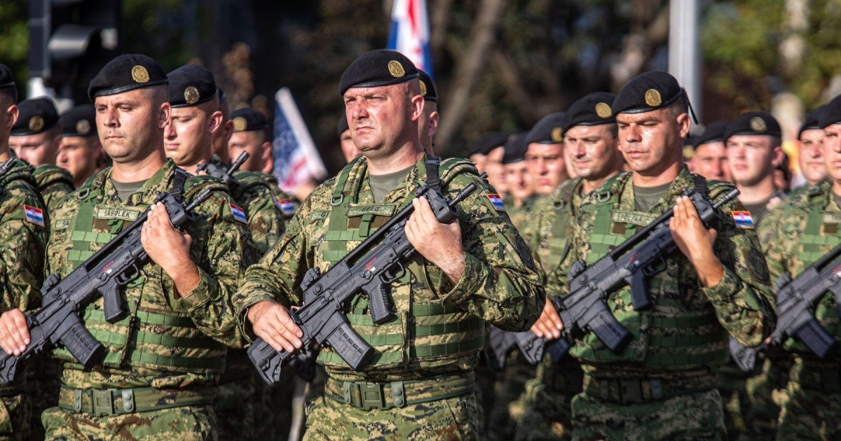 Croația reintroduce serviciul militar obligatoriu: Sute de tineri se înrolează Zagreb se pregătește să primească o nouă generație de recruți: sute de tineri croați s-au prezentat la centrele de recrutare pentru a începe serviciul militar obligatoriu, o măsură reintrodusă după o pauză de 16 ani