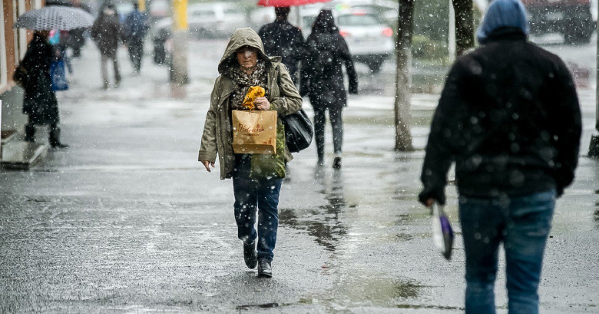 Cod roșu de vreme rea: Ploi torențiale, vânt puternic și ninsori în țară. Cum va fi în București?