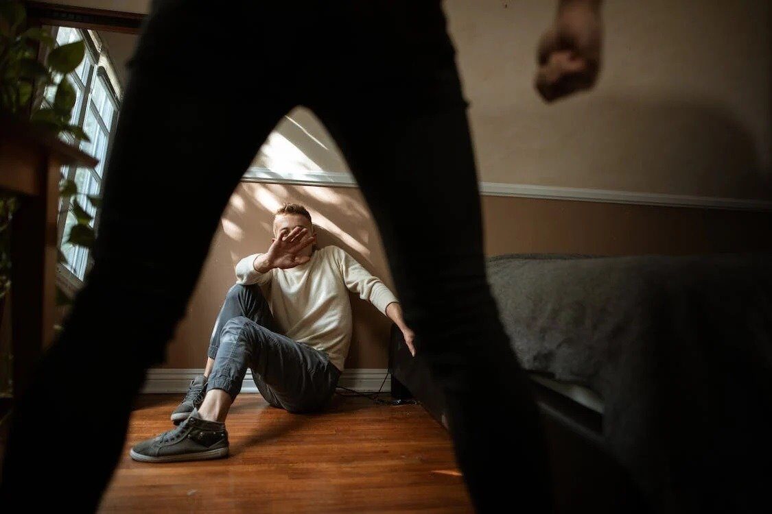 Noua lege protejează copiii şi vârstnicii de agresorii sexuali O lege care interzice agresorilor sexuali condamnați să lucreze sau să facă voluntariat în instituții care intră în contact direct cu copii sau vârstnici a fost promulgată
