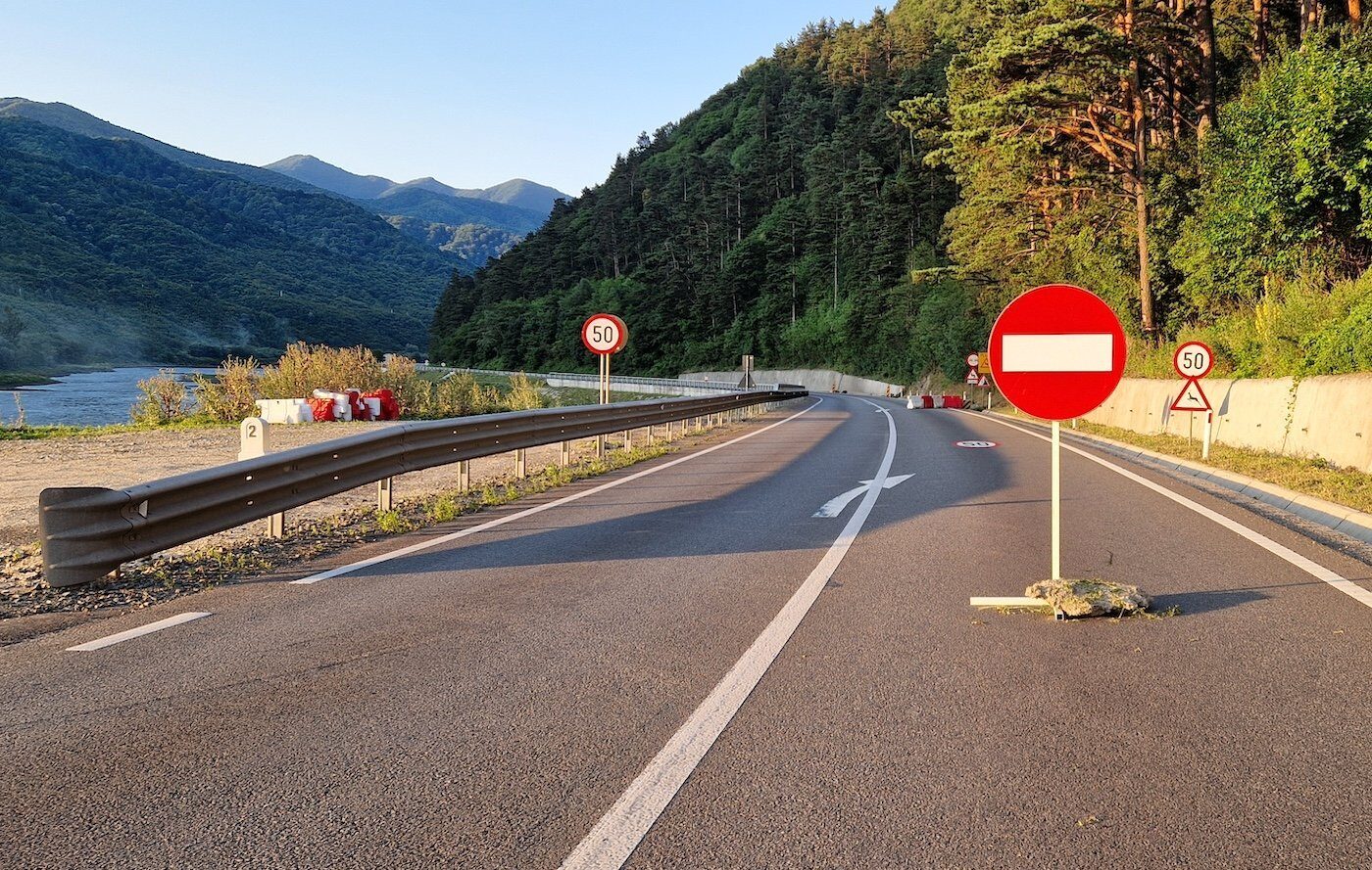 Restricții de circulație pe Valea Oltului pentru vehiculele grele Începând de marți, 17 martie, și până pe 15 iunie, circulația pe DN 7, Valea Oltului, va fi restricționată pentru vehiculele cu masa totală mai mare de 7,5 tone