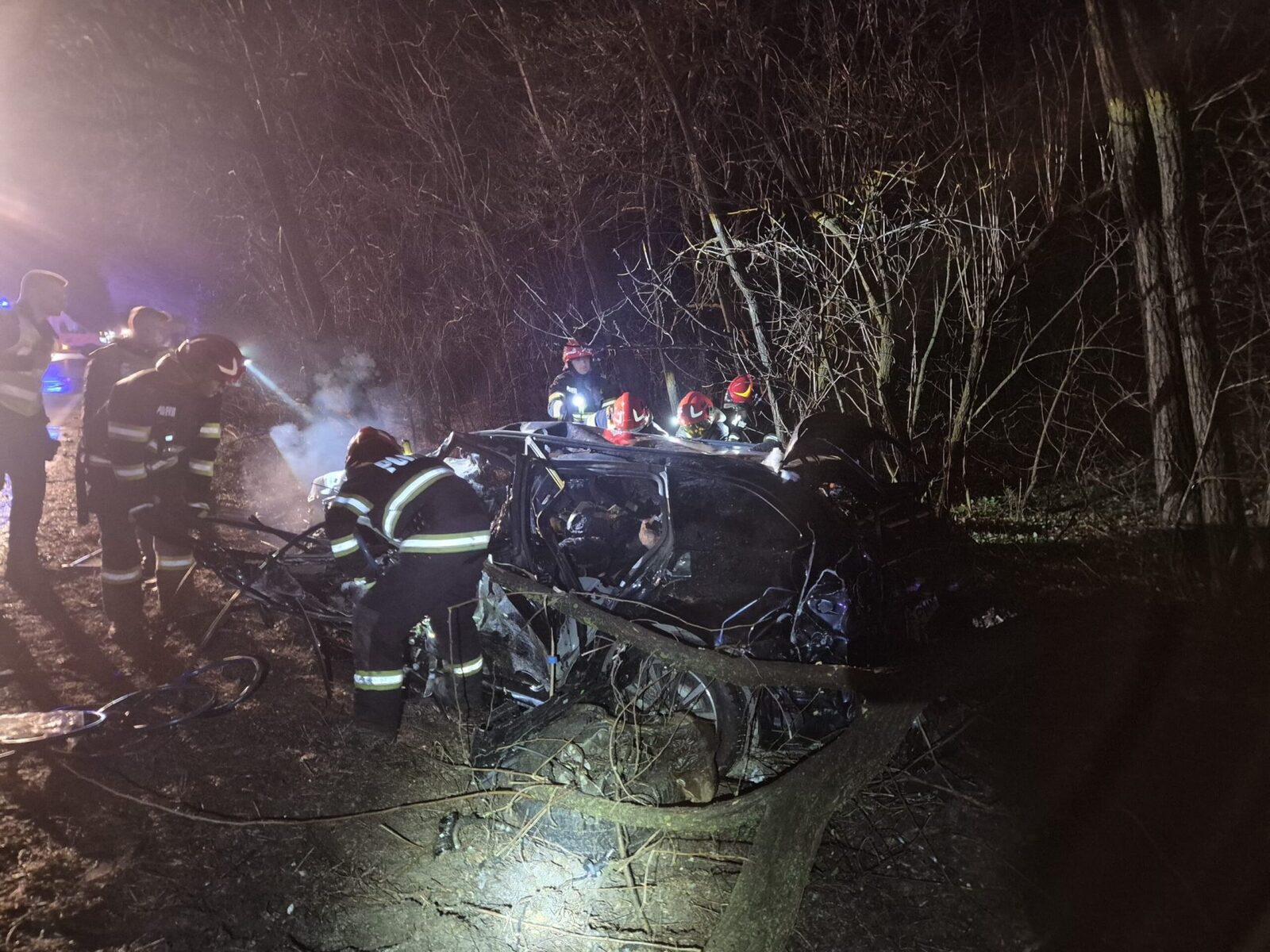 Accident rutier tragic în județul Neamț: patru morți și trei răniți grav Un accident rutier de o gravitate extremă a avut loc miercuri seară pe Drumul Național 15D, în comuna Dulcești, județul Neamț, soldându-se cu decesul a patru persoane și rănirea gravă a altor trei