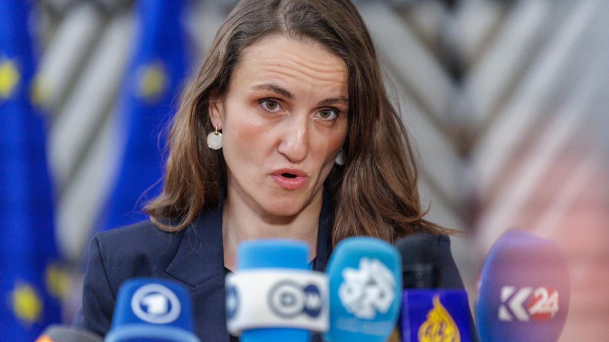 Fiica lui Victor Ponta, eliminată de pe lista de repatriere din Emirate: Acuzații de abuz la MAE Un scandal zguduie Ministerul Afacerilor Externe (MAE) după ce Daciana Sârbu și Victor Ponta au acuzat public că fiica lor, Irina, a fost scoasă de pe lista de repatriere a copiilor blocați în Emiratele Arabe Unite