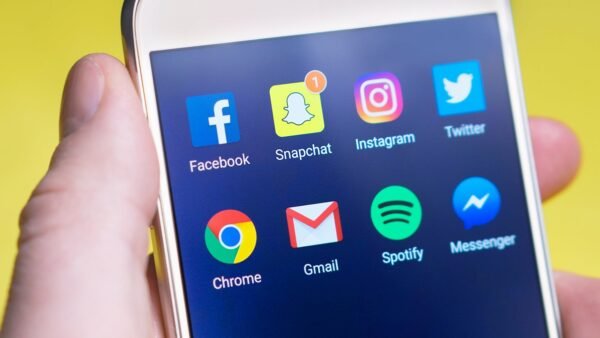 Australia: Autoritățile iau în vizor giganții tech pentru protecția copiilor online Autoritatea australiană de supraveghere a siguranței online analizează posibilitatea de a acționa în instanță Facebook, Instagram, Snapchat, TikTok și YouTube