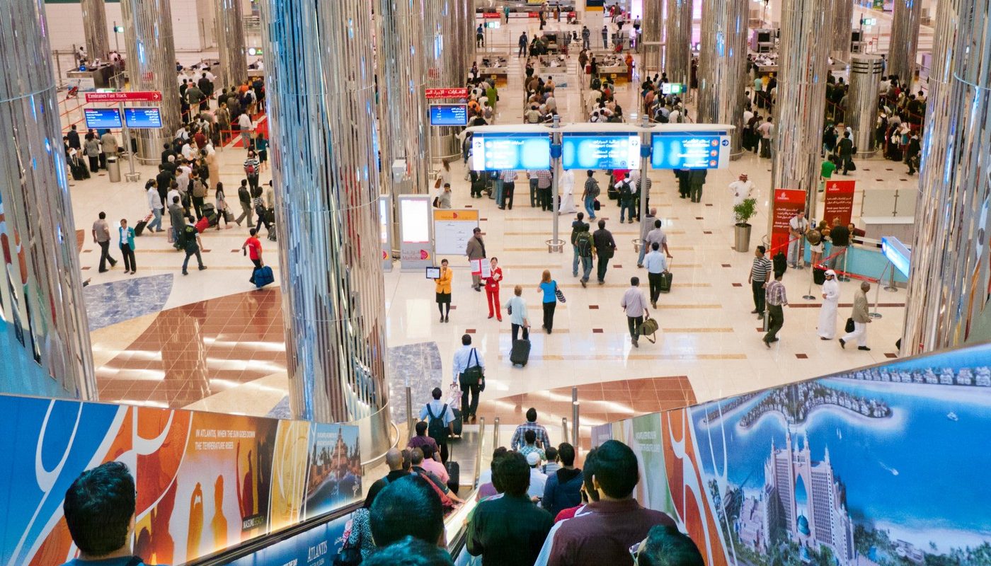 Stresul la Aeroport: Cum Fac Față Adulții și Copiii Situațiilor Imprevizibile O imagine din Aeroportul Internațional Dubai, surprinde o atmosferă tensionată, în contextul actual al incertitudinii globale și a potențialelor perturbări în transportul aerian