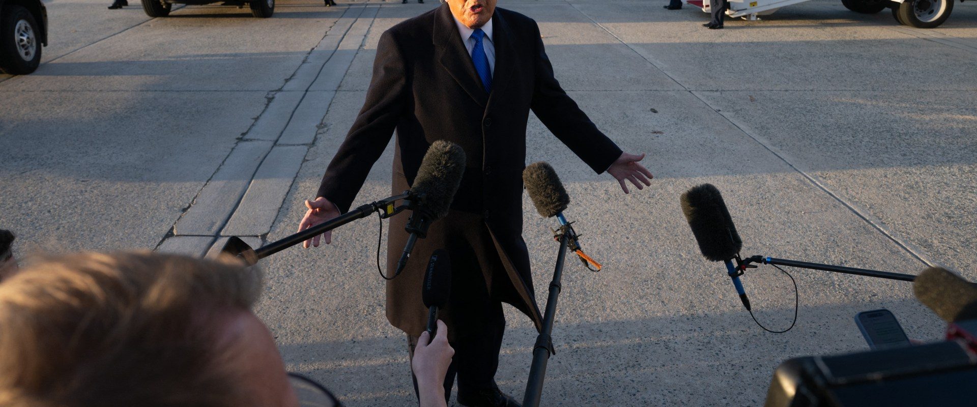 Trump folosește pârghii guvernamentale pentru a controla discursul public, acuză criticii Washington, DC – Fostul președinte american Donald Trump este acuzat că a intensificat eforturile de a controla discursul public, utilizând diverse pârghii guvernamentale pentru a reduce criticile la adresa sa și pentru a promova narativele preferate