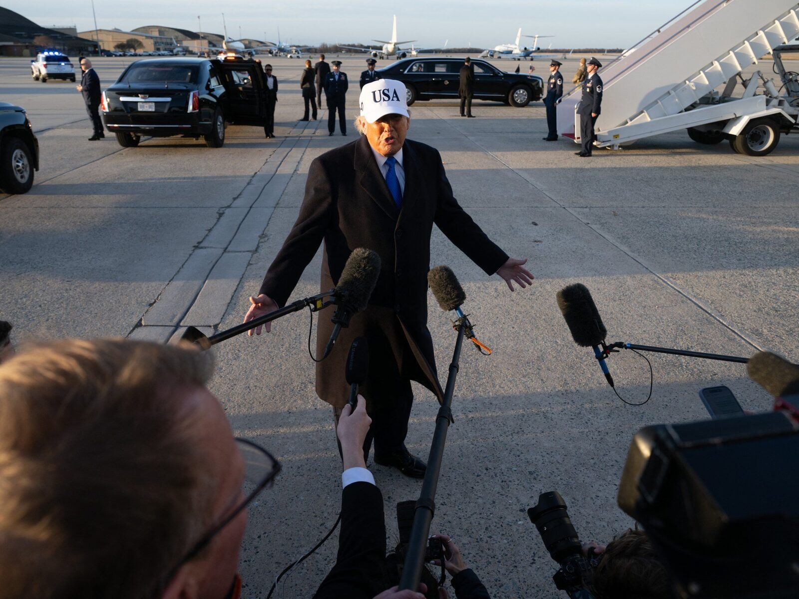 Trump folosește pârghii guvernamentale pentru a controla discursul public, acuză criticii Washington, DC – Fostul președinte american Donald Trump este acuzat că a intensificat eforturile de a controla discursul public, utilizând diverse pârghii guvernamentale pentru a reduce criticile la adresa sa și pentru a promova narativele preferate