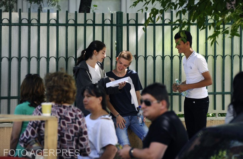 Elevii de clasa a VIII-a au susținut proba de matematică la simularea Evaluării Naționale 2026 București – Elevii de clasa a VIII-a au intrat marți în febra simulării Evaluării Naționale 2026, cu proba scrisă la matematică fiind programată să înceapă la ora 9:00