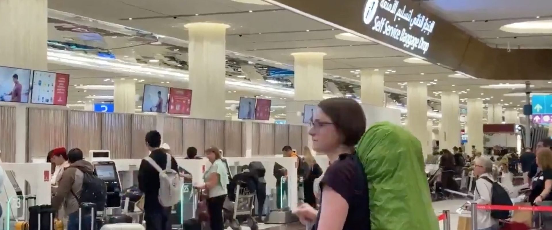 Americani blocați în Emiratele Arabe Unite acuză lipsa de asistență guvernamentală în contextul conflictului cu Iranul Zborurile anulate și lipsa de suport din partea autorităților americane au lăsat mulți cetățeni americani blocați în Emiratele Arabe Unite, după ce tensiunile militare cu Iranul au dus la perturbări majore în traficul aerian