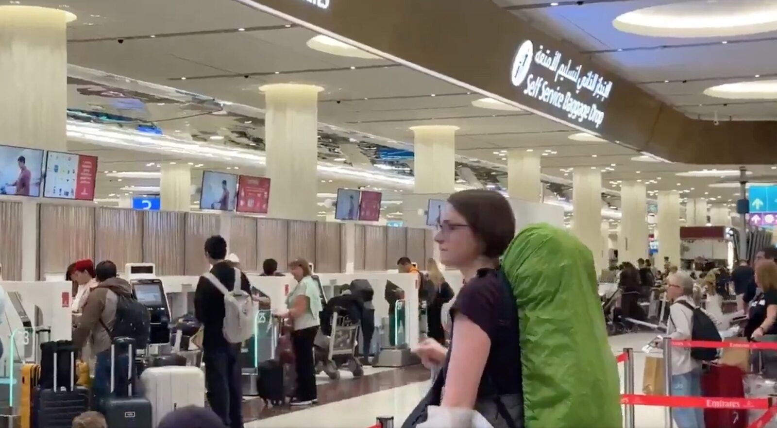 Americani blocați în Emiratele Arabe Unite acuză lipsa de asistență guvernamentală în contextul conflictului cu Iranul Zborurile anulate și lipsa de suport din partea autorităților americane au lăsat mulți cetățeni americani blocați în Emiratele Arabe Unite, după ce tensiunile militare cu Iranul au dus la perturbări majore în traficul aerian