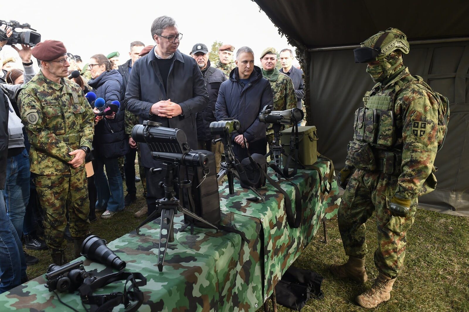 Belgradul exprimă îngrijorări privind cooperarea militară regională Președintele Serbiei, Aleksandar Vucic, a lansat joi o serie de declarații care au stârnit îngrijorare în regiune, afirmând că țara sa monitorizează îndeaproape cooperarea militară dintre Croația, Albania și Kosovo