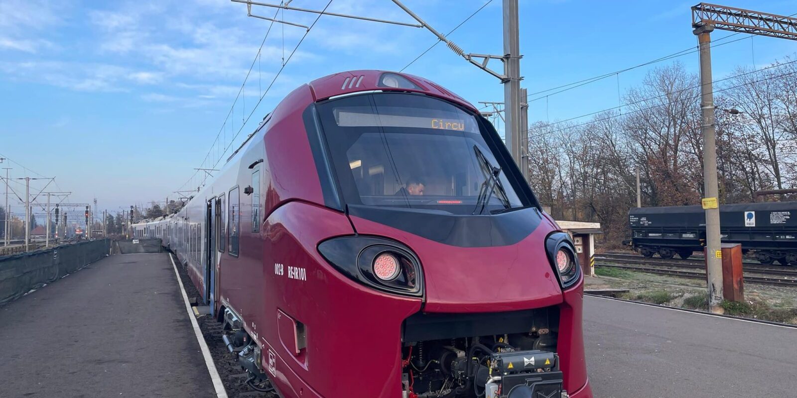 CFR Călători introduce o nouă rută pe ruta București-Timișoara Compania Națională CFR Călători va introduce o nouă rută feroviară directă între București și Timișoara, operată cu rame electrice fabricate de Alstom
