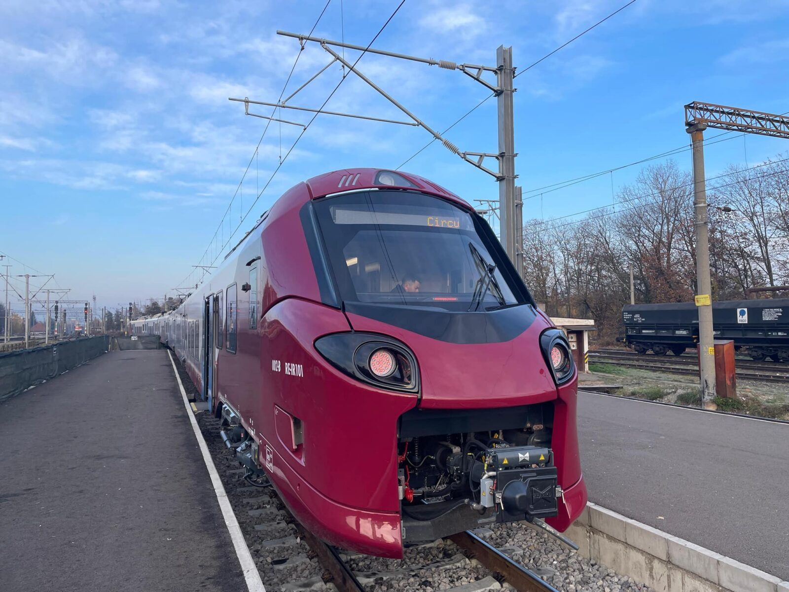 CFR Călători introduce o nouă rută pe ruta București-Timișoara Compania Națională CFR Călători va introduce o nouă rută feroviară directă între București și Timișoara, operată cu rame electrice fabricate de Alstom