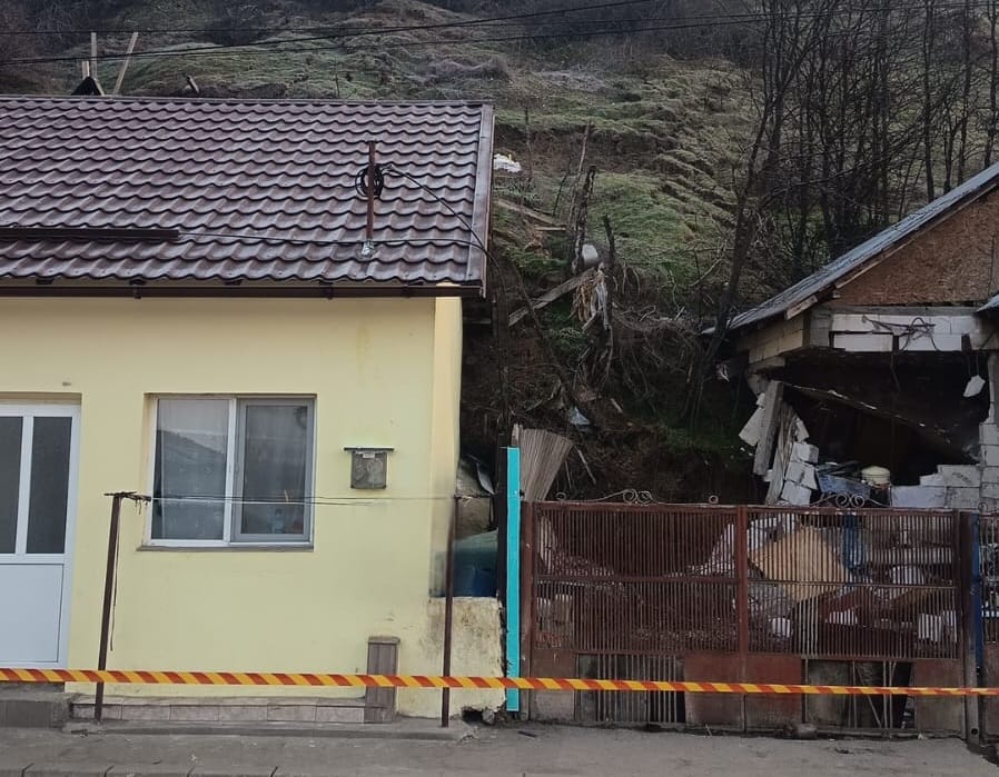 Alunecare de teren majoră la Slatina: Zeci de persoane evacuate și locuințe în pericol O alunecare de teren de amploare a lovit municipiul Slatina, județul Olt, afectând grav mai multe locuințe și punând în pericol alte imobile