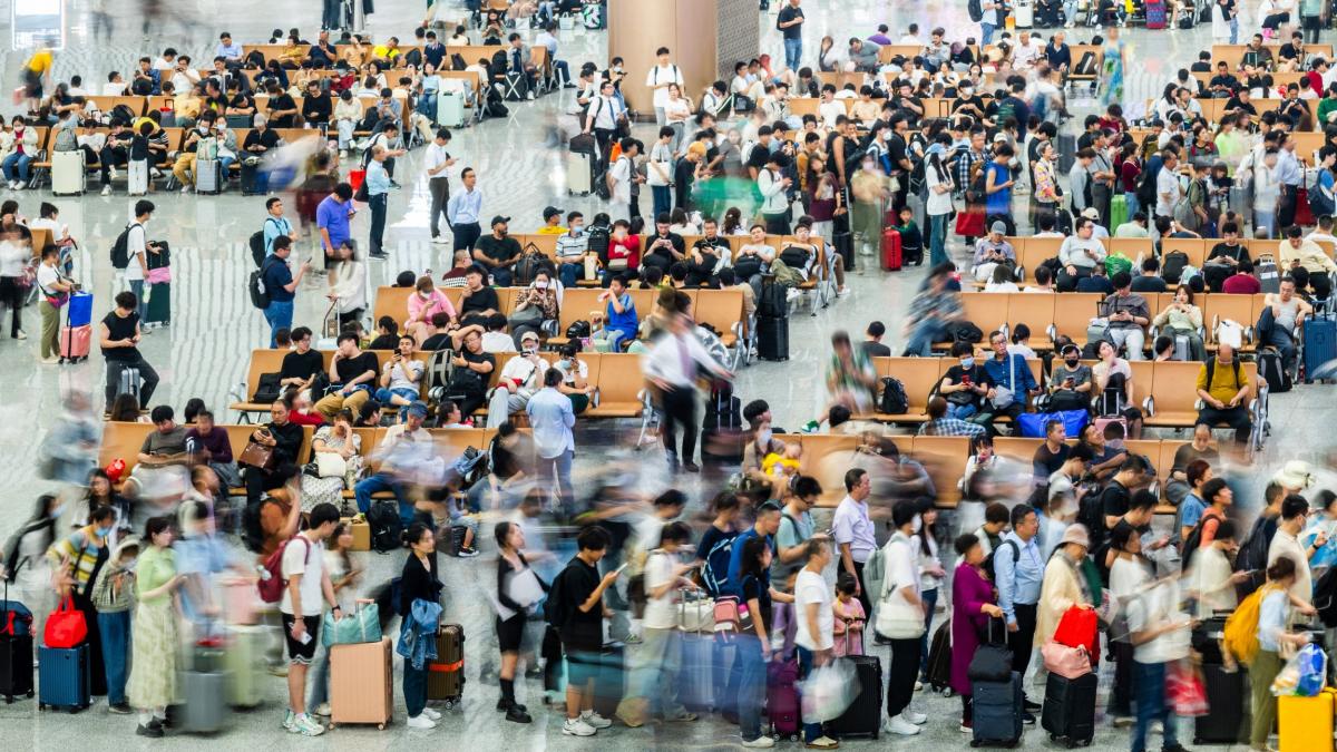 Zeci de mii de turiști blocați în străinătate din cauza războiului Războiul din Orientul Mijlociu a lăsat zeci de mii de turiști din întreaga lume blocați în străinătate, după ce zborurile lor au fost anulate