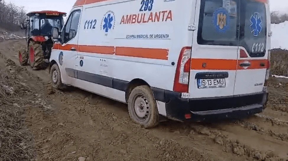 Drama repetată: un bebeluș prematur moare după ce ambulanța se împotmolește în noroi O nouă tragedie a lovit județul Iași, unde un bebeluș născut prematur a decedat după ce ambulanța care trebuia să îl transporte la spital s-a împotmolit în noroi