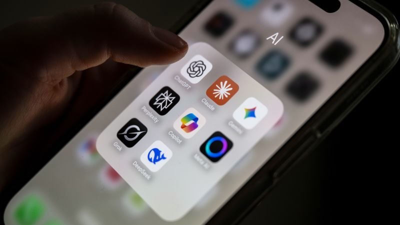 Ascensiunea fulminantă a Anthropic: Un nou challenger în lumea inteligenței artificiale Compania Anthropic, specializată în inteligența artificială, a cunoscut o creștere spectaculoasă a notorietății în ultima lună, propulsată de o serie de evenimente și decizii controversate