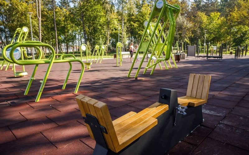 Cluj-Napoca investește peste 1,5 milioane de lei în aparate de fitness pentru parcuri Primăria Cluj-Napoca a contractat, în data de 25 februarie 2026, firma Dupex pentru furnizarea de echipamente de fitness destinate parcurilor din municipiu