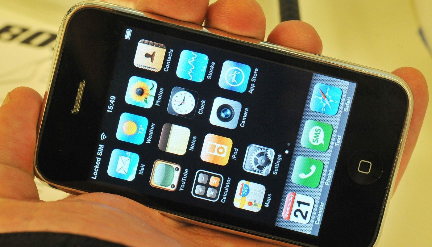 De la calculatoarele personale la smartphone-urile omniprezente: Apple aniversează 50 de ani de inovație Compania Apple, un nume sinonim cu inovația tehnologică, aniversează pe 1 aprilie o jumătate de secol de existență