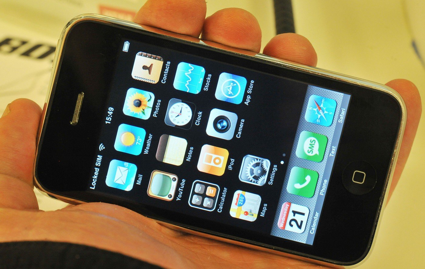 De la calculatoarele personale la smartphone-urile omniprezente: Apple aniversează 50 de ani de inovație Compania Apple, un nume sinonim cu inovația tehnologică, aniversează pe 1 aprilie o jumătate de secol de existență