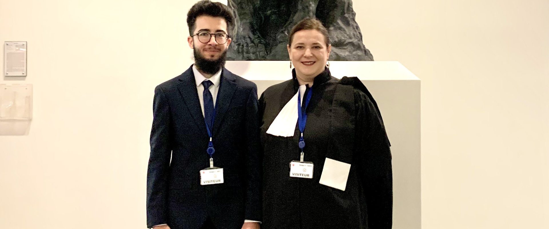 Victorie în instanță pentru un cetățean transgender: Statul român obligat să emită un nou certificat de naștere Arian Mirzarafie-Ahi, un bărbat transgender cu dublă cetățenie, a obținut o victorie importantă în instanță în România