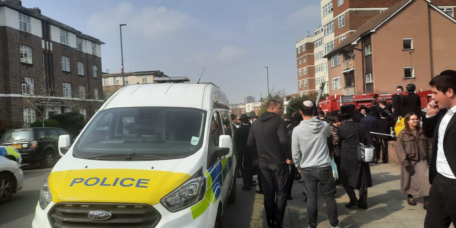 Incendieri cu tentă antisemită la Londra: Doi bărbați arestați Doi bărbați au fost arestați în Londra, sub suspiciunea de incendiere cu intenția de a pune în pericol viața altora, după ce patru ambulanțe aparținând unei organizații caritabile evreiești au fost incendiate