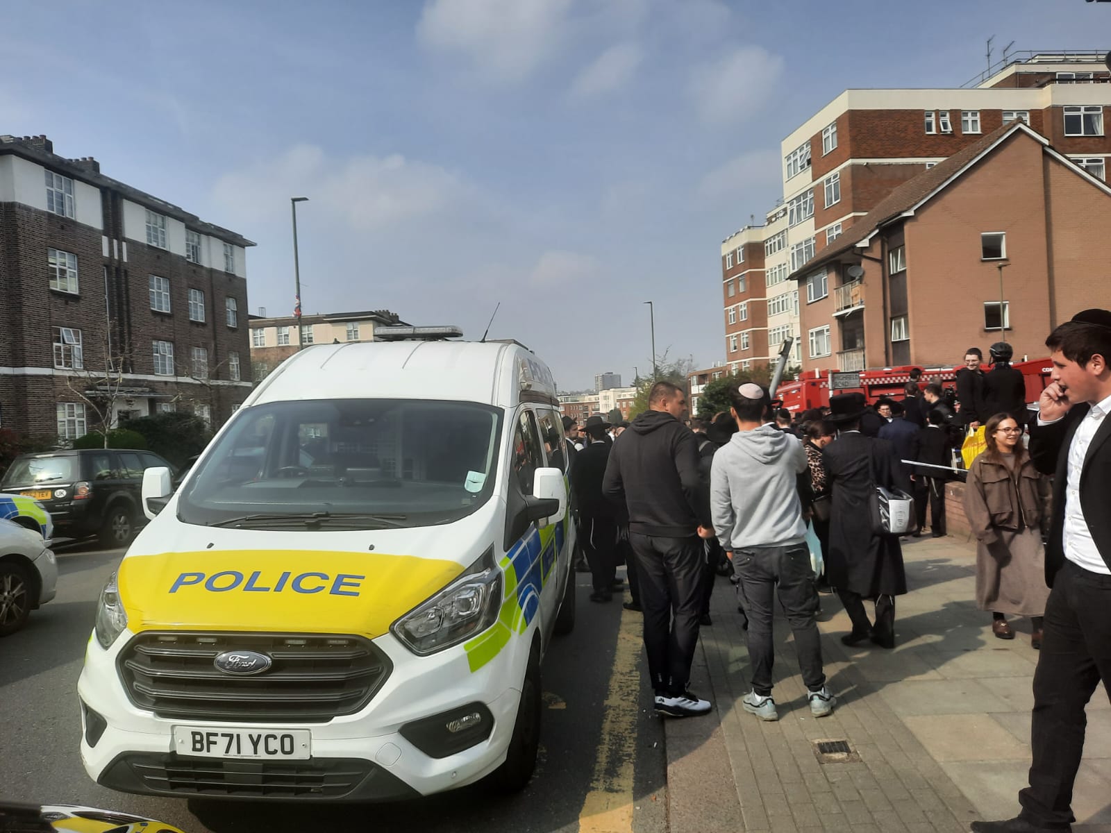 Incendieri cu tentă antisemită la Londra: Doi bărbați arestați Doi bărbați au fost arestați în Londra, sub suspiciunea de incendiere cu intenția de a pune în pericol viața altora, după ce patru ambulanțe aparținând unei organizații caritabile evreiești au fost incendiate