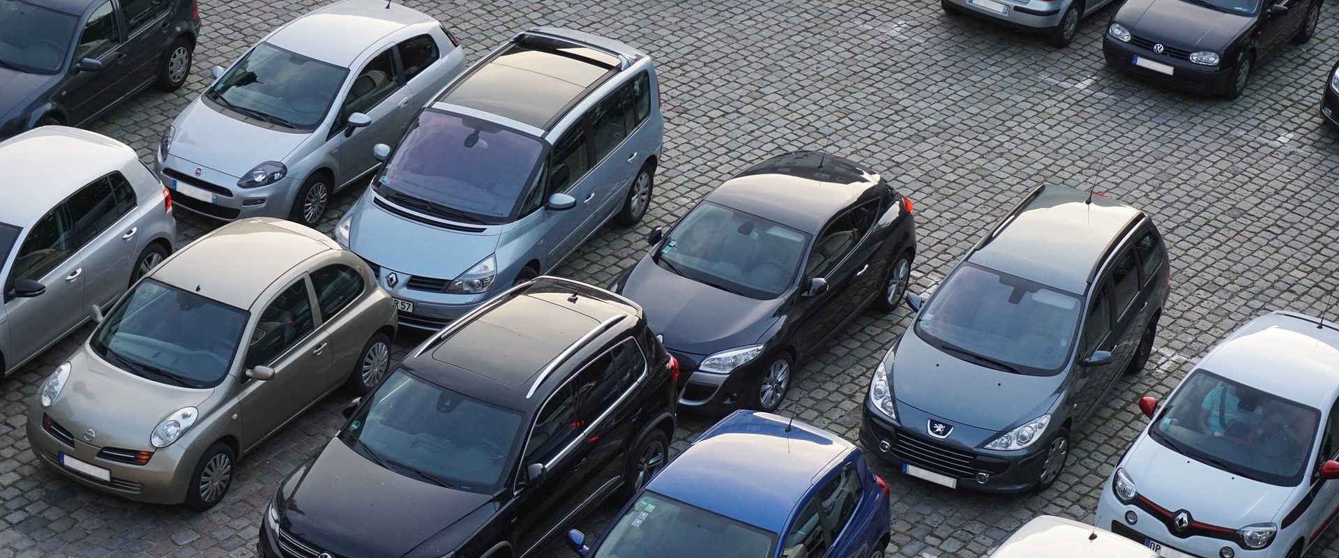 Taxe la parcare pentru toate mașinile? Bucureștiul analizează eliminarea gratuității pentru electrice și hibride Primăria Capitalei ia în calcul posibilitatea eliminării facilităților de parcare gratuită pentru autovehiculele electrice și hibride, o măsură care ar putea schimba fundamental modul în care funcționează parcările publice din București