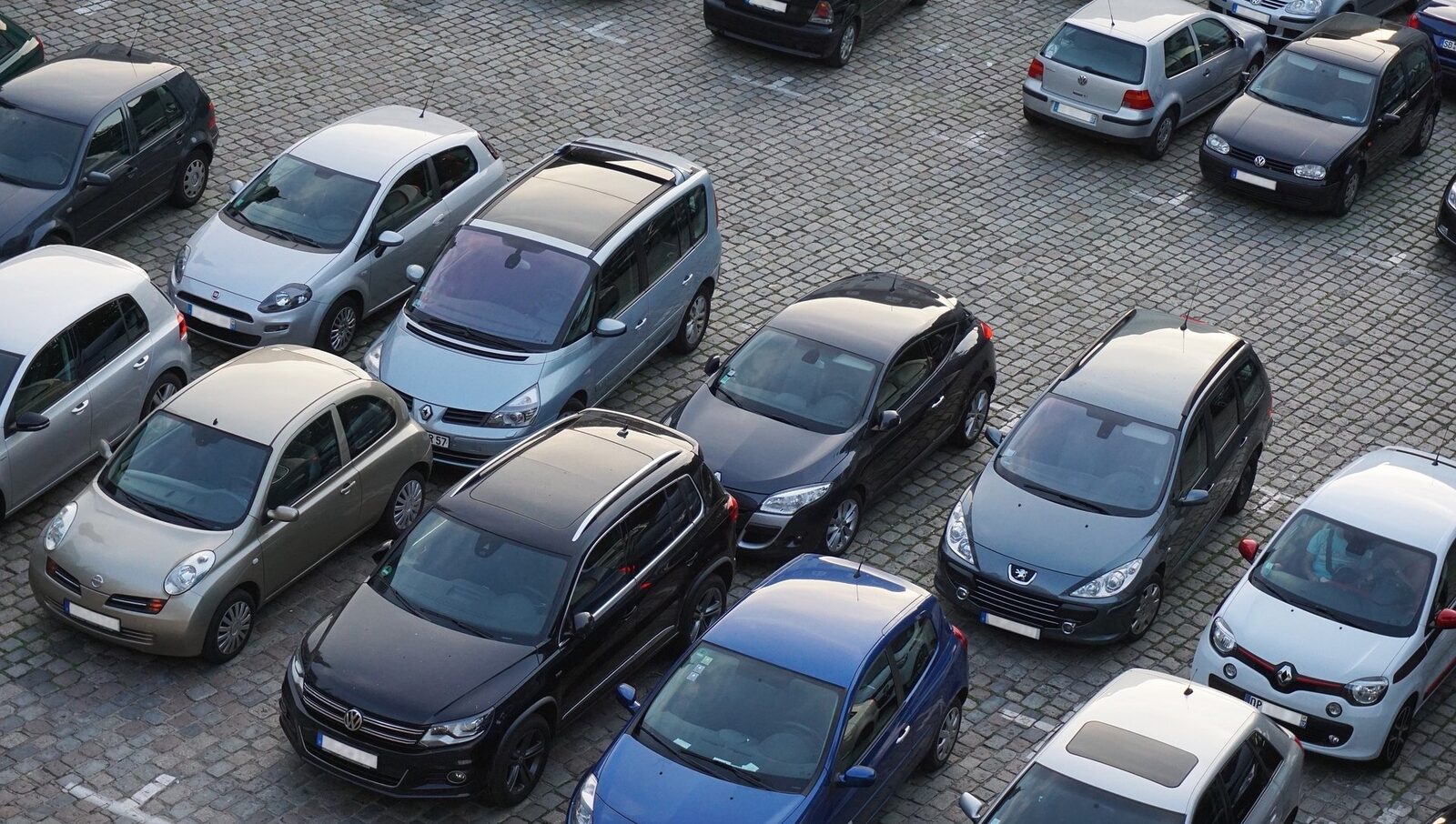 Taxe la parcare pentru toate mașinile? Bucureștiul analizează eliminarea gratuității pentru electrice și hibride Primăria Capitalei ia în calcul posibilitatea eliminării facilităților de parcare gratuită pentru autovehiculele electrice și hibride, o măsură care ar putea schimba fundamental modul în care funcționează parcările publice din București
