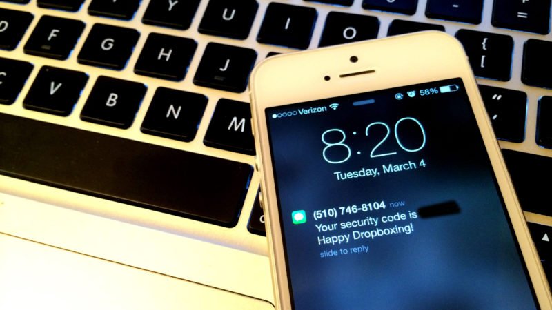 Autentificarea în doi pași: Cum să-ți protejezi conturile online de intruși Autentificarea în doi pași (2FA) este o măsură de securitate esențială pentru protejarea conturilor online