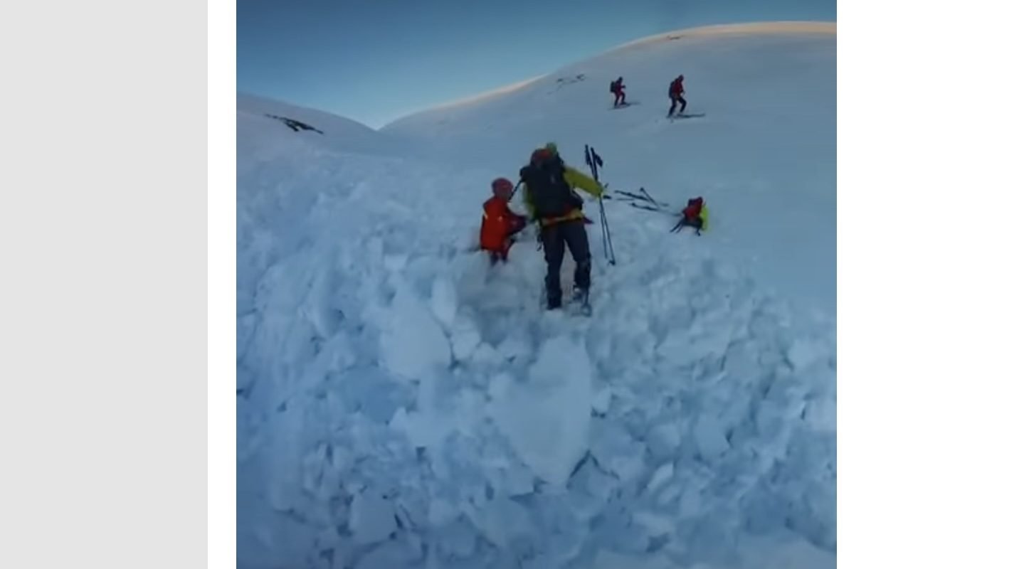 Avalanșă în Bucegi: Doi turiști surprinși de furia zăpezii Un incident dramatic a avut loc în Munții Bucegi, unde o avalanșă a surprins un grup de turiști, înghițind doi dintre aceștia sub stratul masiv de zăpadă