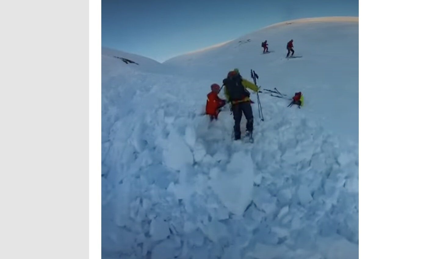 Avalanșă în Bucegi: Doi turiști surprinși de furia zăpezii Un incident dramatic a avut loc în Munții Bucegi, unde o avalanșă a surprins un grup de turiști, înghițind doi dintre aceștia sub stratul masiv de zăpadă
