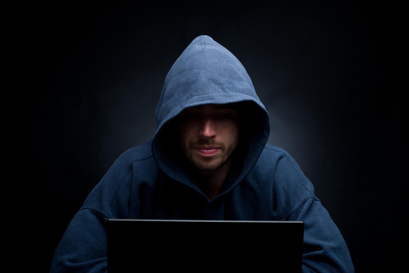 Avertisment major: Noi metode de phishing vizează românii, riscând pierderi financiare Românii sunt vizați de noi tentative de fraudă online, ce utilizează tehnici de inginerie socială pentru a fura date personale și financiare