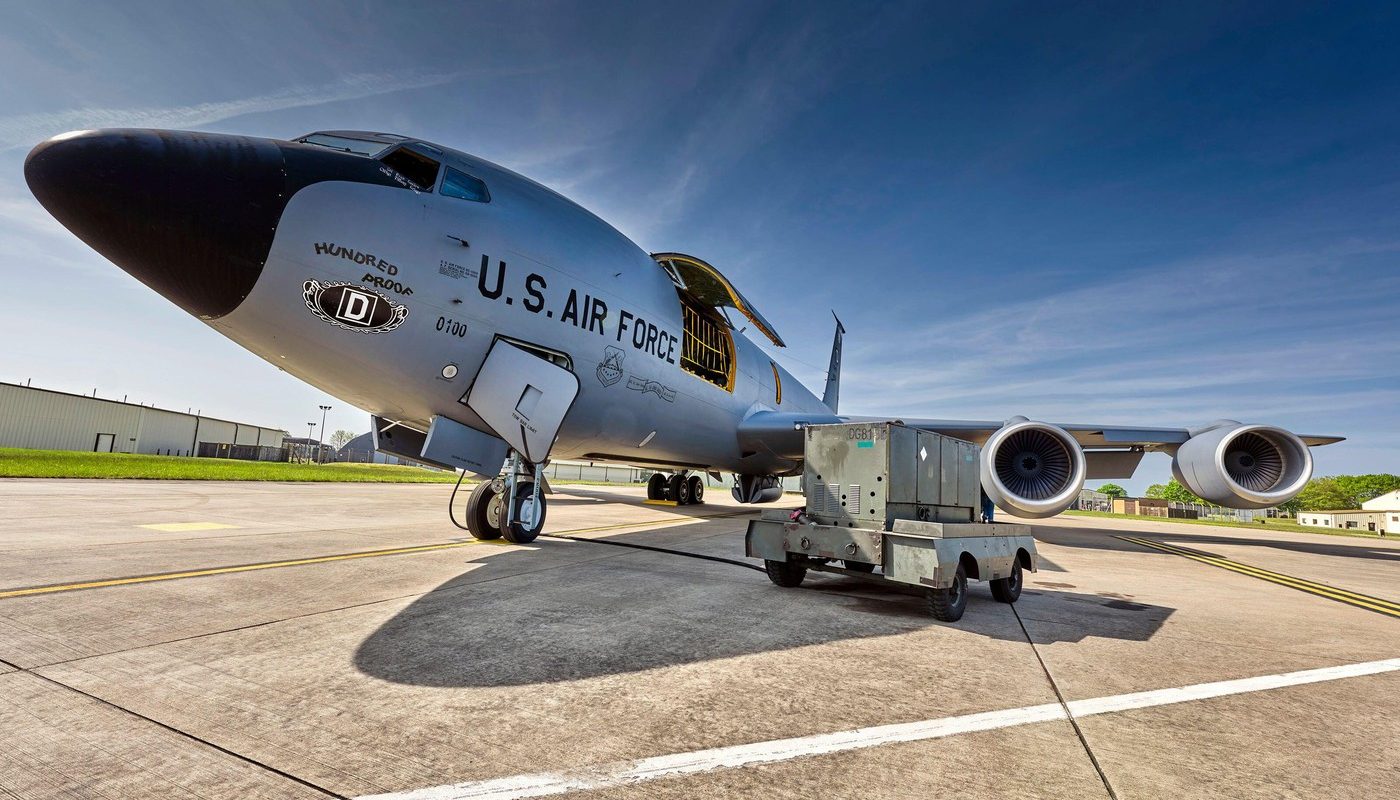 Avioane americane de realimentare aeriană au efectuat primele misiuni din România Trei avioane Boeing KC-135 Stratotanker ale Forțelor Aeriene Americane, staționate la București, au efectuat în noaptea de 19 spre 20 martie 2026 primele misiuni de realimentare aeriană